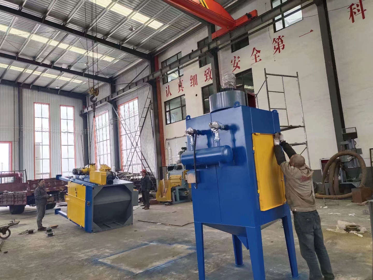 連續履帶通過拋丸清理機_履帶式拋丸機怎樣除塵_履帶式拋丸清理機q326