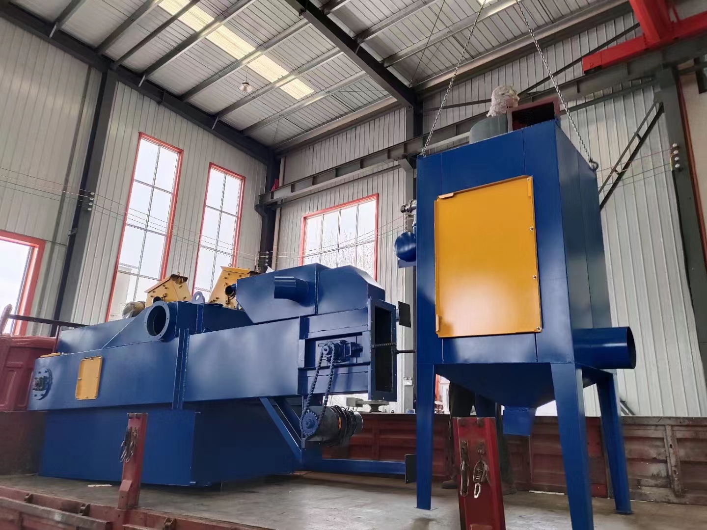 履帶式制砂機一體式視頻_金屬履帶打砂清理機_清理金屬履帶砂機打磨視頻