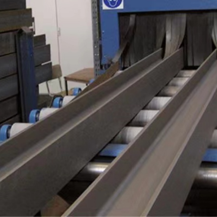 汽車大梁打砂除銹機_大梁除銹砂汽車機打磨視頻_除銹打砂機圖片