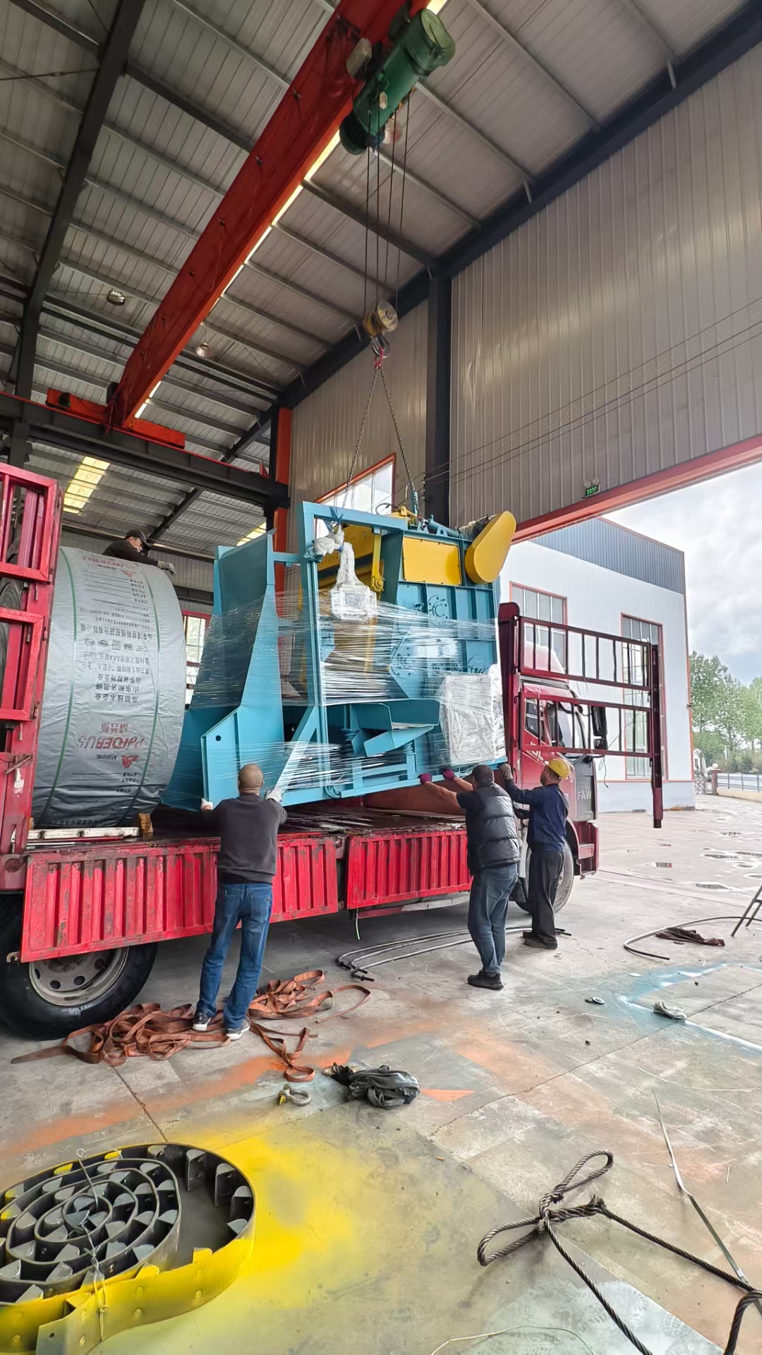 打沙除銹設備_大型鋼管外壁打砂除銹機_鋼砂除銹機是什么樣子的